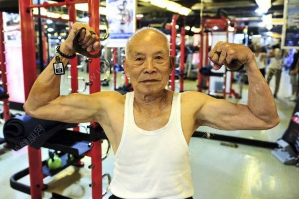 96歲老人健身26年成網(wǎng)紅，老人適合做哪些健身運(yùn)動(dòng)？(1)