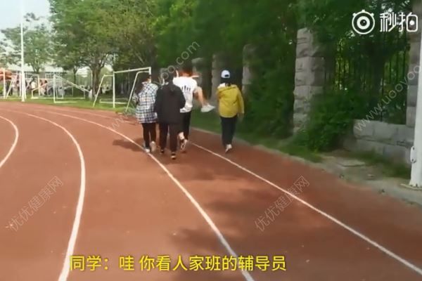 女生跑步后暈厥輔導(dǎo)員公主抱，圍觀學(xué)生：看看人家班的輔導(dǎo)員(1)