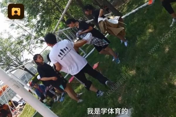 女生跑步后暈厥輔導(dǎo)員公主抱，圍觀學(xué)生：看看人家班的輔導(dǎo)員(3)