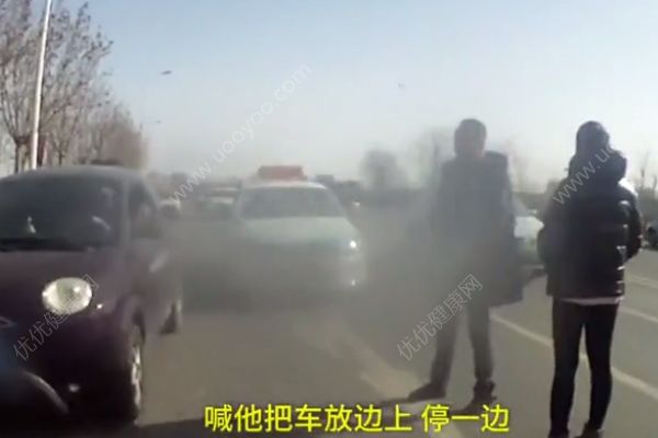 真冤！情侶吵架堵路，3人科目三掛了(3)