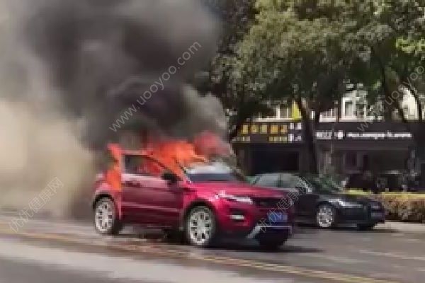 情侶吵架同歸于盡，路虎汽車起火車內(nèi)兩人身亡(2)