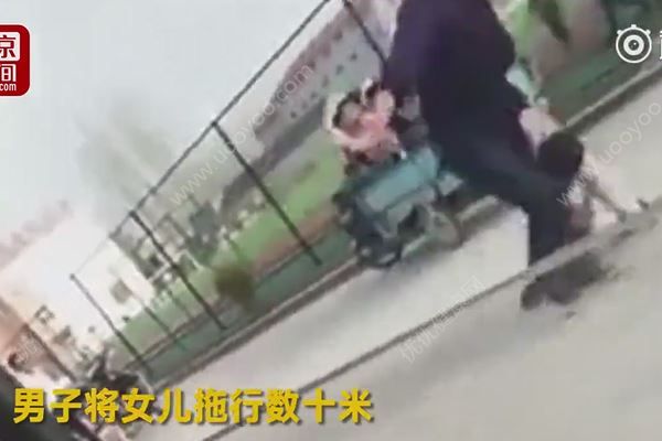 男子當(dāng)街暴打女兒：鞋子抽臉、拽衣拖行(3)