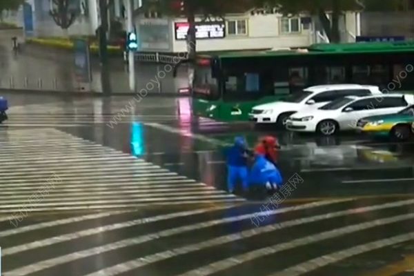 外賣送餐員脫衣為嬰兒遮雨，寶寶淋雨后如何驅(qū)寒？(4)