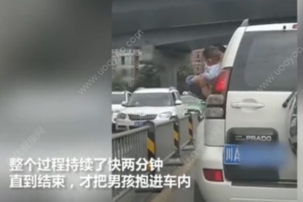 男孩被抱出車窗外撒尿，期間車子還開了一小段(2)