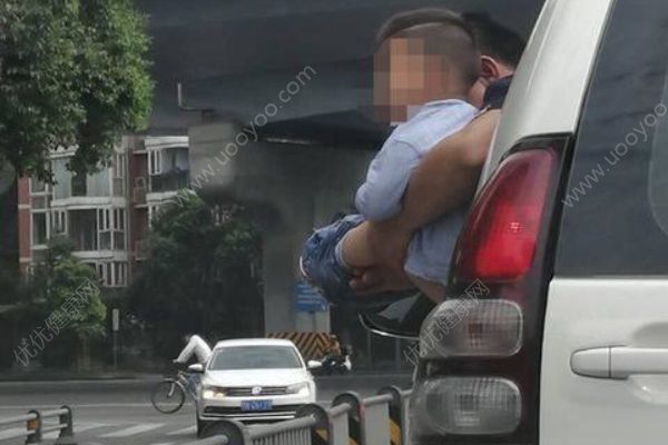 男孩被抱出車窗外撒尿，期間車子還開了一小段(4)