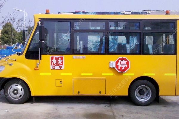 安徽宿州幼兒園校車翻車，司機(jī)身亡一名學(xué)生受傷(1)