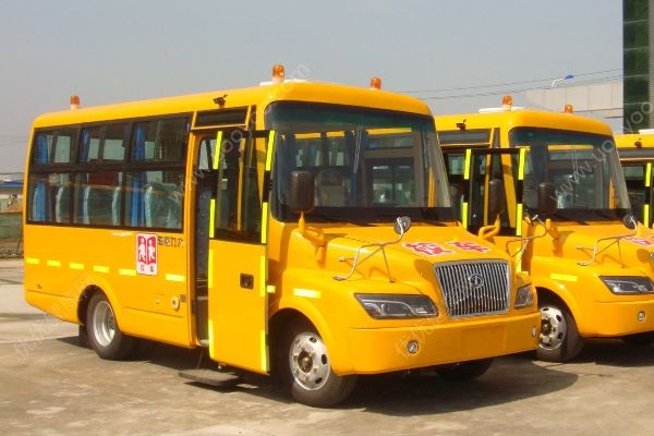 安徽宿州幼兒園校車翻車，司機(jī)身亡一名學(xué)生受傷(3)