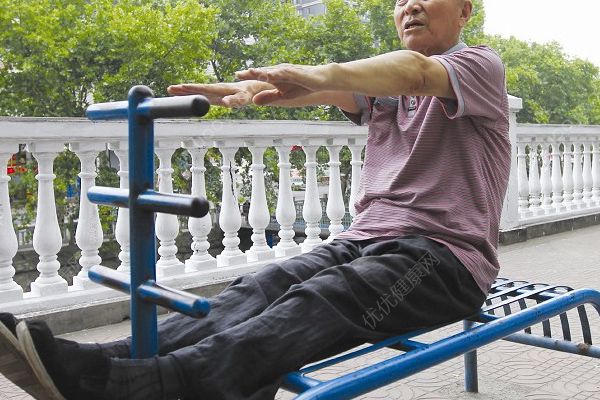 101歲老人每天40個仰臥起坐，老人做仰臥起坐要注意什么(3)