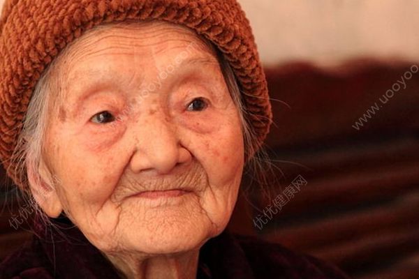 101歲老人每天40個仰臥起坐，老人做仰臥起坐要注意什么(4)