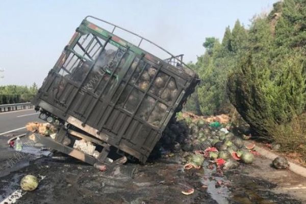 半掛車高速上自燃起火，整整一車西瓜被烤糊(2)