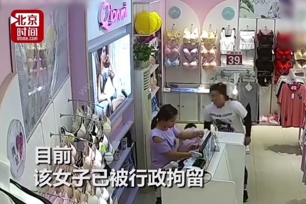 兒子玩店員手機(jī)，媽媽趁機(jī)將手機(jī)藏起來揣走(4)