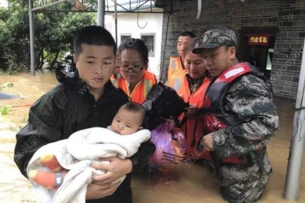 江西吉安多地發(fā)生洪災，7個月大嬰兒為消防戰(zhàn)士撐傘(4)