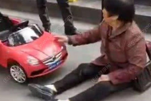 3歲娃騎童車絆倒大媽，算不算交通事故？雙方爭執(zhí)交警犯難(2)