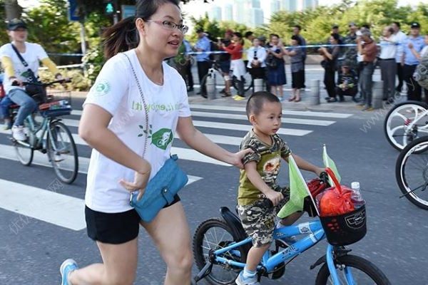 3歲娃騎童車絆倒大媽，算不算交通事故？雙方爭執(zhí)交警犯難(3)