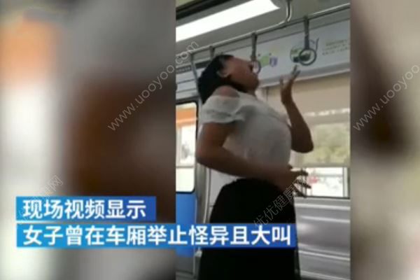 女子輕軌上失控咬傷乘客，跪地舔食血跡(4)