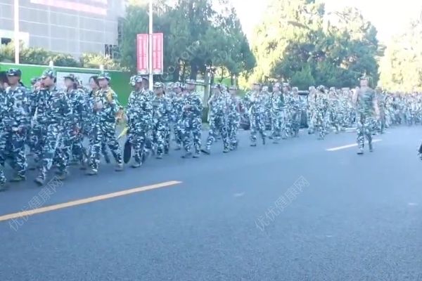 異地戀女友每天為軍訓男友訂西瓜，他卻分給單身室友解暑(2)