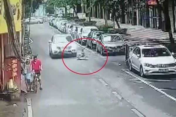 南寧四歲男童街頭獨自玩耍扭扭車，不幸遭過路車輛碾壓身亡(1)