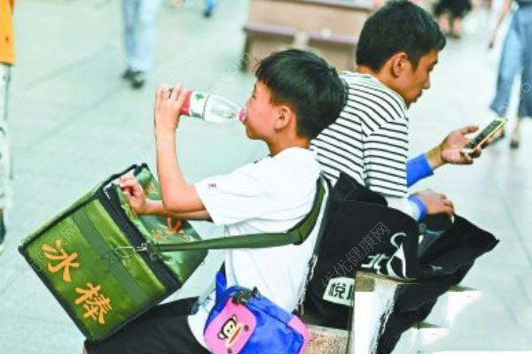 9歲男孩街頭賣冰棍掙零花錢，如何培養(yǎng)孩子金錢觀(2)