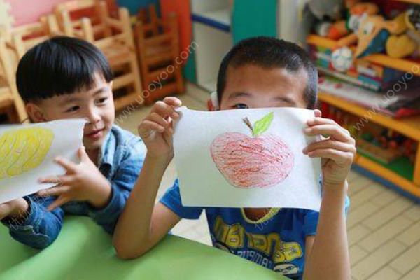 幼兒園內(nèi)男童遭老師“背摔”，園方：當(dāng)事老師解聘(4)