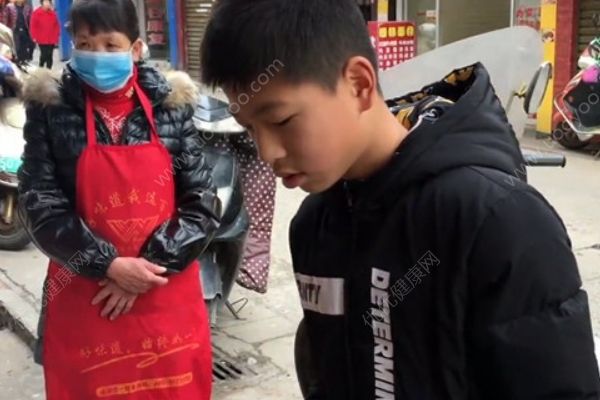 14歲男孩假期1天炸700根油條！吃油條有這些事項(xiàng)要注意！(1)