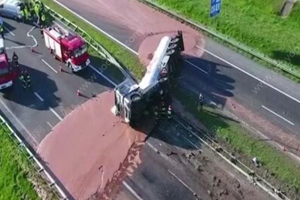 15噸液體巧克力翻車，吃瓜群眾：這馬路我能舔一年(1)