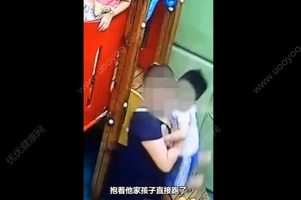 男童被踹下滑梯胳膊折成三截，肇事方家長抱娃就溜(1)