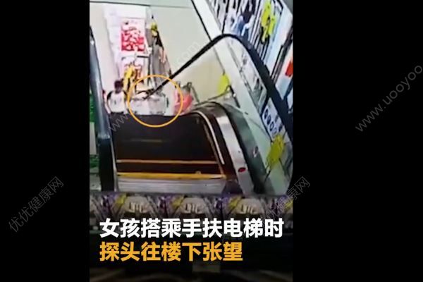 女孩遭電梯夾頭懸空吊起，路人不救援急逃躲避(1)