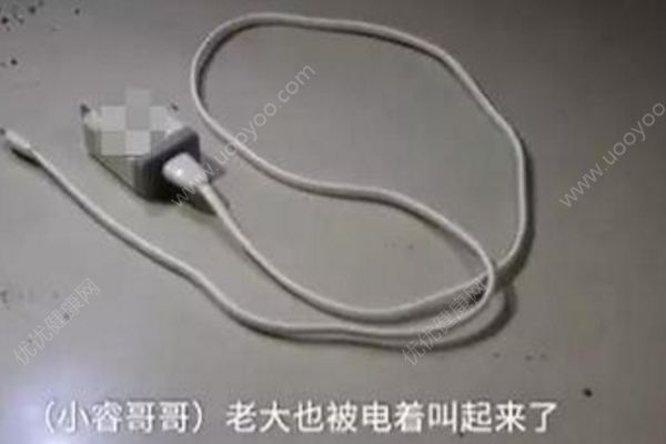 男孩玩手機胸口燒焦身亡，哥哥去拉他也被電擊(1)