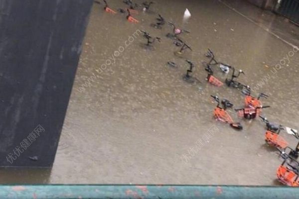 北京強降雨多路段積水嚴(yán)重，開車出行這些要注意(1)