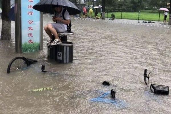 北京強降雨多路段積水嚴(yán)重，開車出行這些要注意(2)