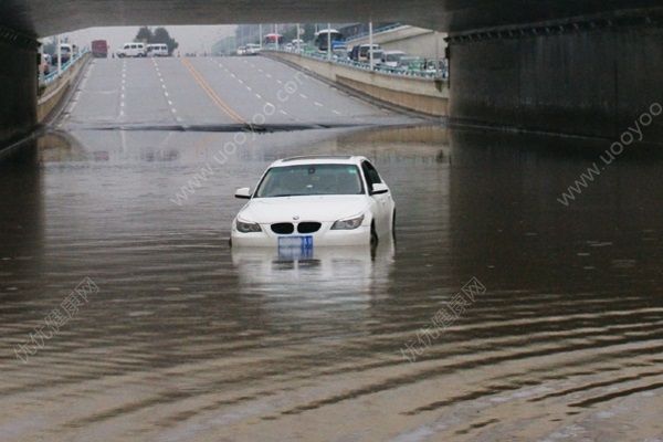 北京強降雨多路段積水嚴(yán)重，開車出行這些要注意(3)