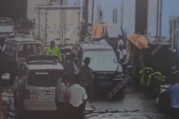 貨車倒車不慎撞死奶奶，3歲孩子從車底爬出僥幸存活(2)