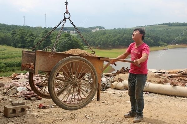 小伙在建筑工地上收到北大錄取通知書:正在拌砂漿(1)