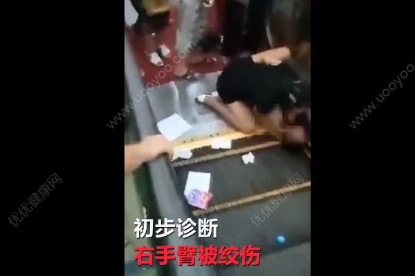 商場自動(dòng)扶梯又“吃人”，1歲幼童手臂被絞傷(3)