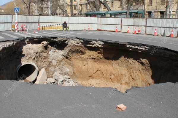 沈陽(yáng)路面塌陷，信號(hào)燈掉入5米深坑，遭遇塌陷怎么辦？(2)