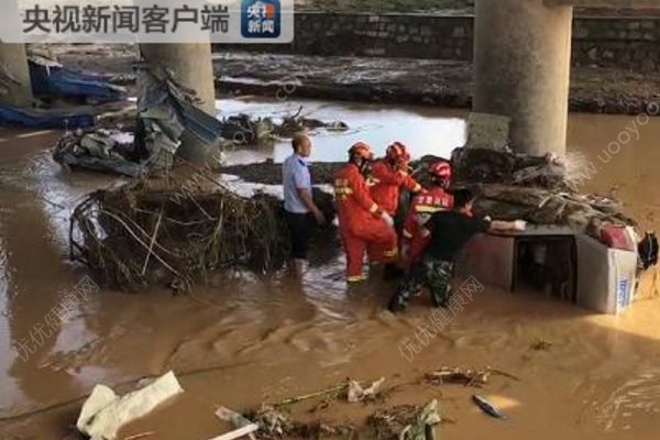 甘肅白銀強(qiáng)降雨引發(fā)山洪多輛車被沖入黃河，已致8死(2)