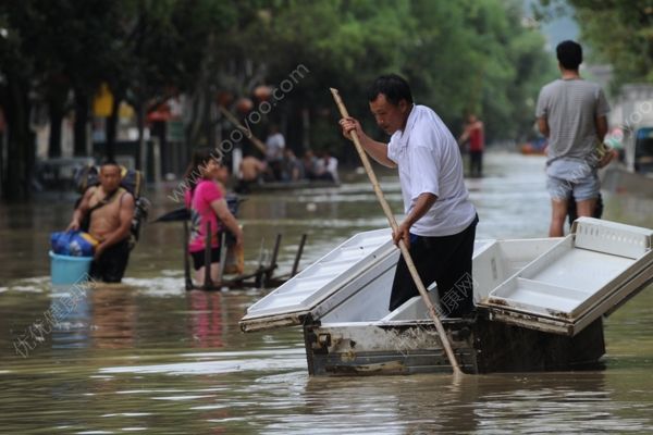 甘肅白銀強(qiáng)降雨引發(fā)山洪多輛車被沖入黃河，已致8死(4)