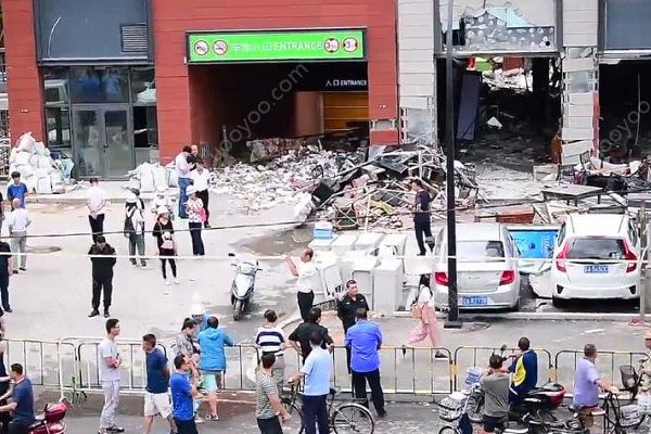 遼寧沈陽一燒烤店爆炸，一女子身亡，店面面目全非(1)