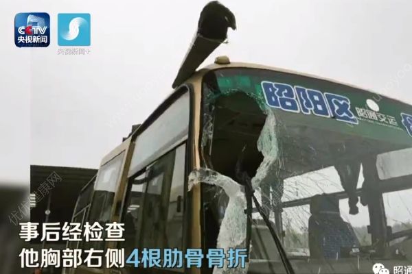 被滾石砸中兩次，他忍痛將車開至安全區(qū)(4)