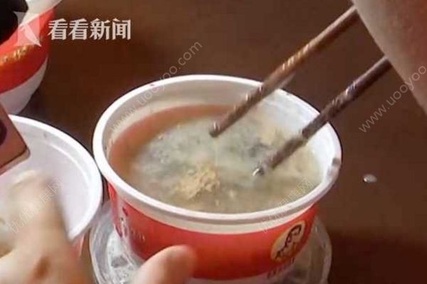 男子叫外賣吃出20多條蟲，餐飲企業(yè)：因為天氣潮濕(1)