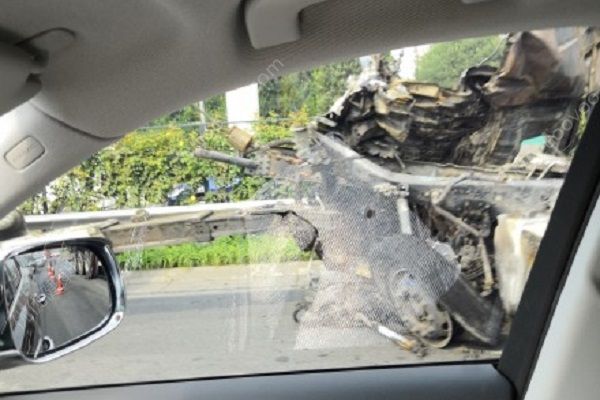 北京四環(huán)兩輛大貨車相撞起火燃燒，已造成2人死亡(2)