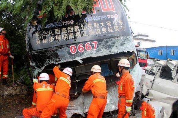 桂林一大客車相撞，面包車司機當場死亡，10多人被困(1)