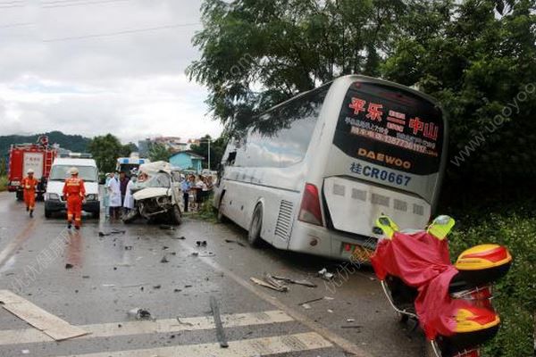 桂林一大客車相撞，面包車司機當場死亡，10多人被困(2)