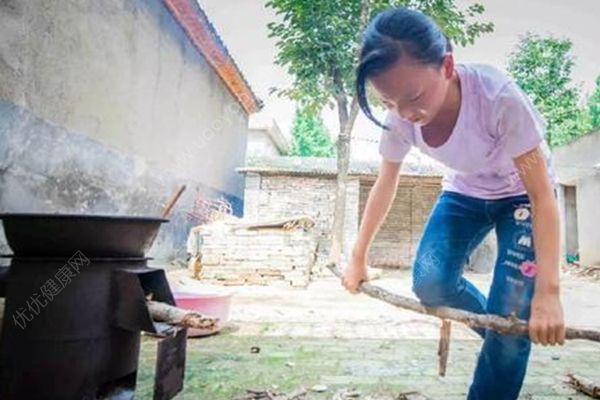 雙胞胎姐妹干農(nóng)活，一家6口3人重病1人去世(4)