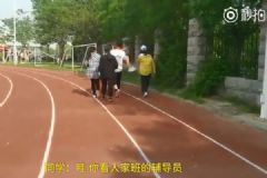 女生跑步后暈厥輔導(dǎo)員公主抱，圍觀學(xué)生：看看人家班的輔導(dǎo)員[多圖]