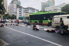 南寧桃源路面包車失控連撞6輛電瓶車死傷慘重，血站血量庫存緊張[多圖]