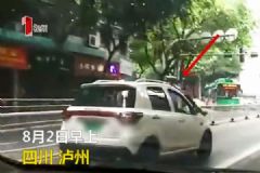 男子駕車一路狂飆，倆交警掛車身上被拖行數(shù)百米[多圖]