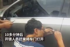 孩子悶車內(nèi)家長拒砸窗，救出時渾身濕透體力不支[多圖]