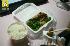 表演系女生吃飯用紙吸油，因為長胖會掛科！[多圖]