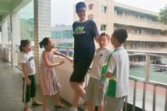 11歲男孩身高已超2.06米，或成為全球最高小學生，小孩增高方法[多圖]